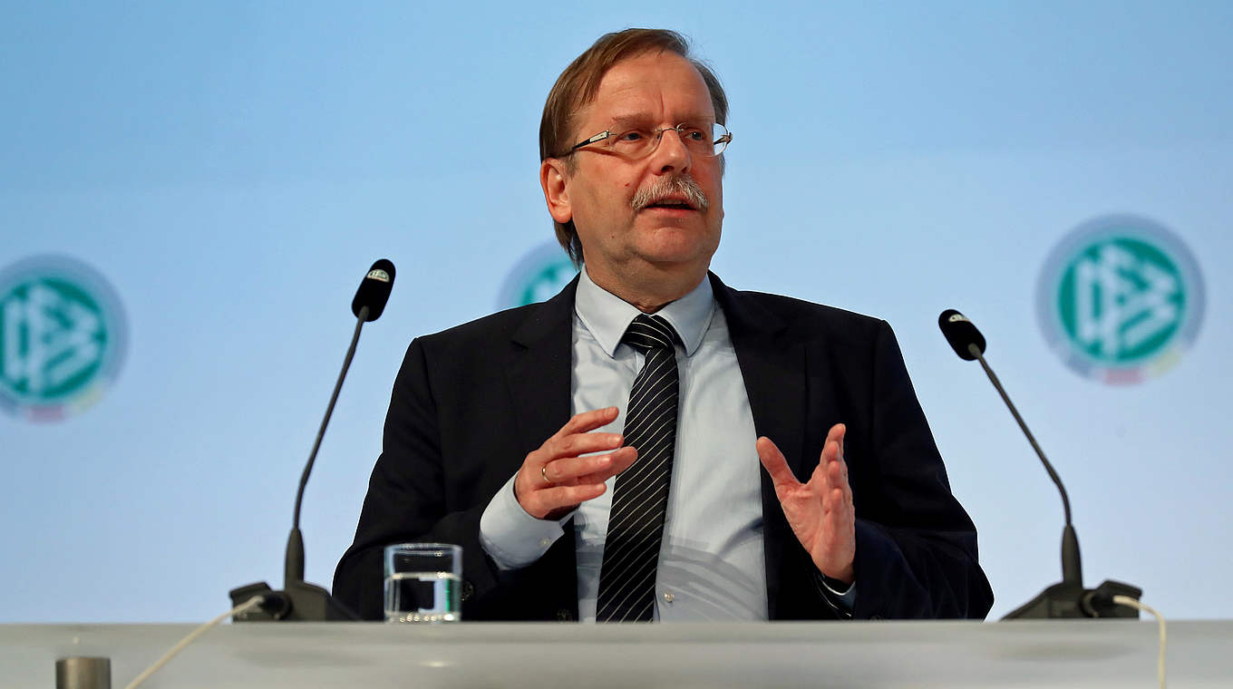 Der 1. DFB-Vizepräsident Dr. Rainer Koch überreichte die Fan-ID in Berlin © 2017 Getty Images