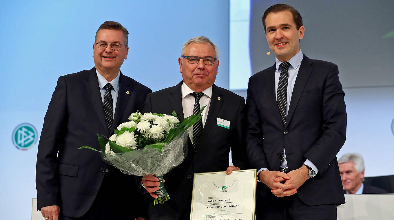Urkunde und Gratulation von Grindel (l.) und Curtius: Rothmund (M.) ist Ehrenmitglied © 2017 Getty Images