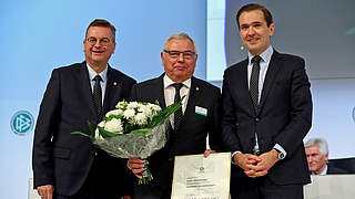 Urkunde und Gratulation von Grindel (l.) und Curtius: Rothmund (M.) ist Ehrenmitglied © 2017 Getty Images