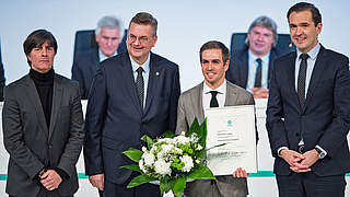 Gruppenbild mit DFB-Ehrenspielführer: Lahm (2.v.r.) mit Löw, Grindel und Curtius (v.l.) © 2017 Getty Images