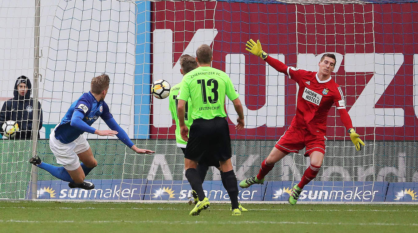 Der Abwehrhüne trifft zur Rostocker Führung: Oliver Hüsing (l.) © imago/Picture Point LE