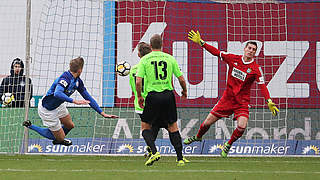 Der Abwehrhüne trifft zur Rostocker Führung: Oliver Hüsing (l.) © imago/Picture Point LE