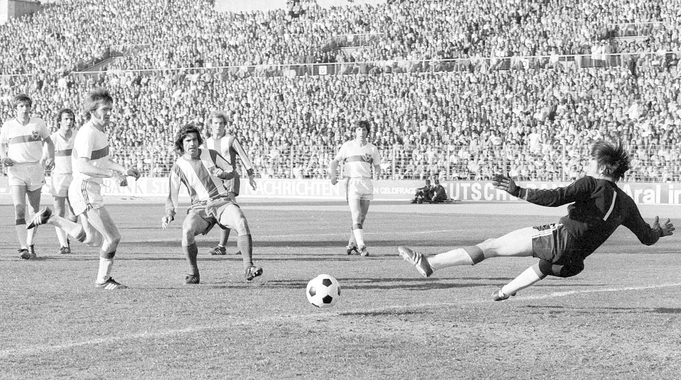 Eines seiner legendären Tore: Gerd Müller gegen den VfB anno 1972 © imago sportfotodienst