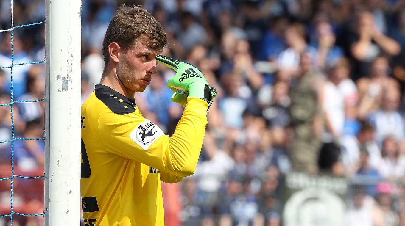 Alles im Blick: KSC-Keeper Benjamin Uphoff ist seit 555 Minuten ohne Gegentor © 2017 Getty Images