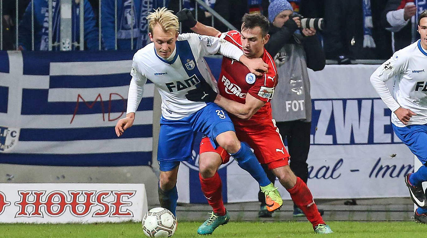 Zwei Torvorlagen beim 2:0 gegen Lotte: der Magdeburger Angreifer Julius Düker (l.) © imago/Christian Schroedter