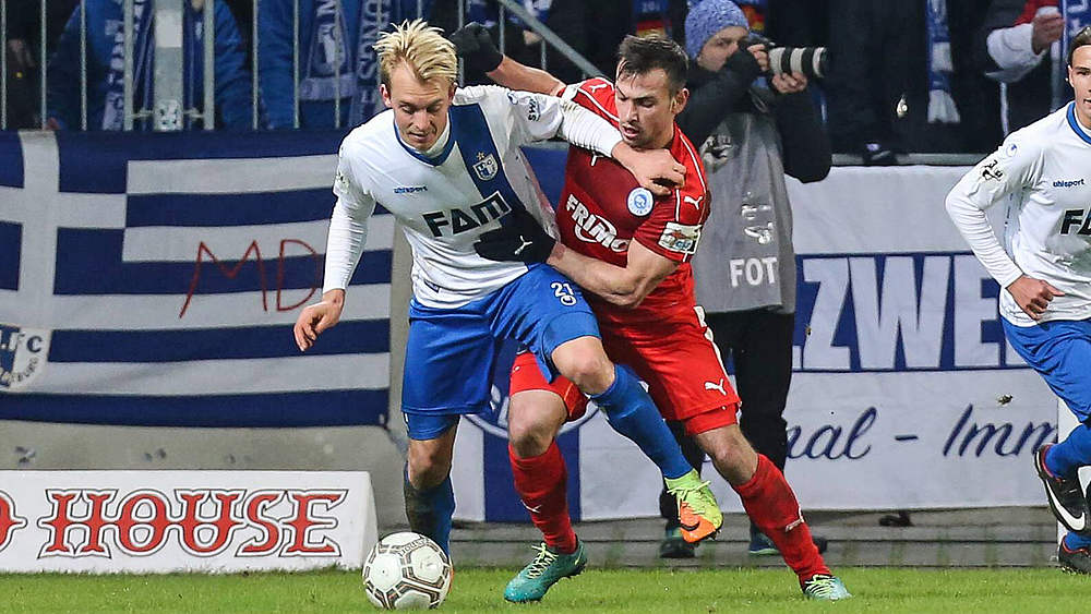 Spieler des 19. Spieltags: Julius Düker vom 1. FC Magdeburg (l.) © imago/Christian Schroedter