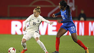 Giulia Gwinn (l.): Debütiert beim 4:0 gegen Frankreich  © imago/Claus Bergmann