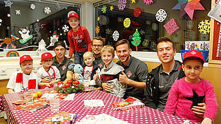 Besuchen krebskranke Kinder: Würzburger Wagner, Schuppan, Skarlatidis, Göbel (v.l.) © Würzburger Kickers