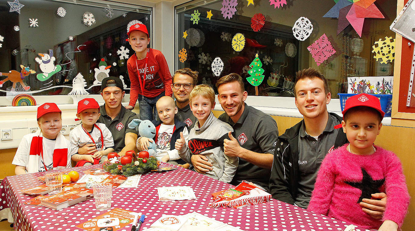 Besuchen krebskranke Kinder: Würzburger Wagner, Schuppan, Skarlatidis, Göbel (v.l.) © Würzburger Kickers