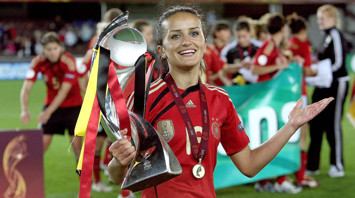 2009: Lira Alushi nach dem Gewinn der Europameisterschaft  © 2009 Getty Images