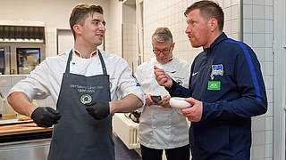 Verkostung in der Küche: Hertha-Juniorentrainer Andreas 