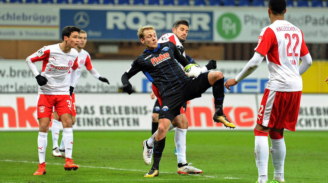 An Halles vielbeiniger Abwehr gescheitert: Ben Zolinski (2.v.r.) und der SC Paderborn © imago/Eibner