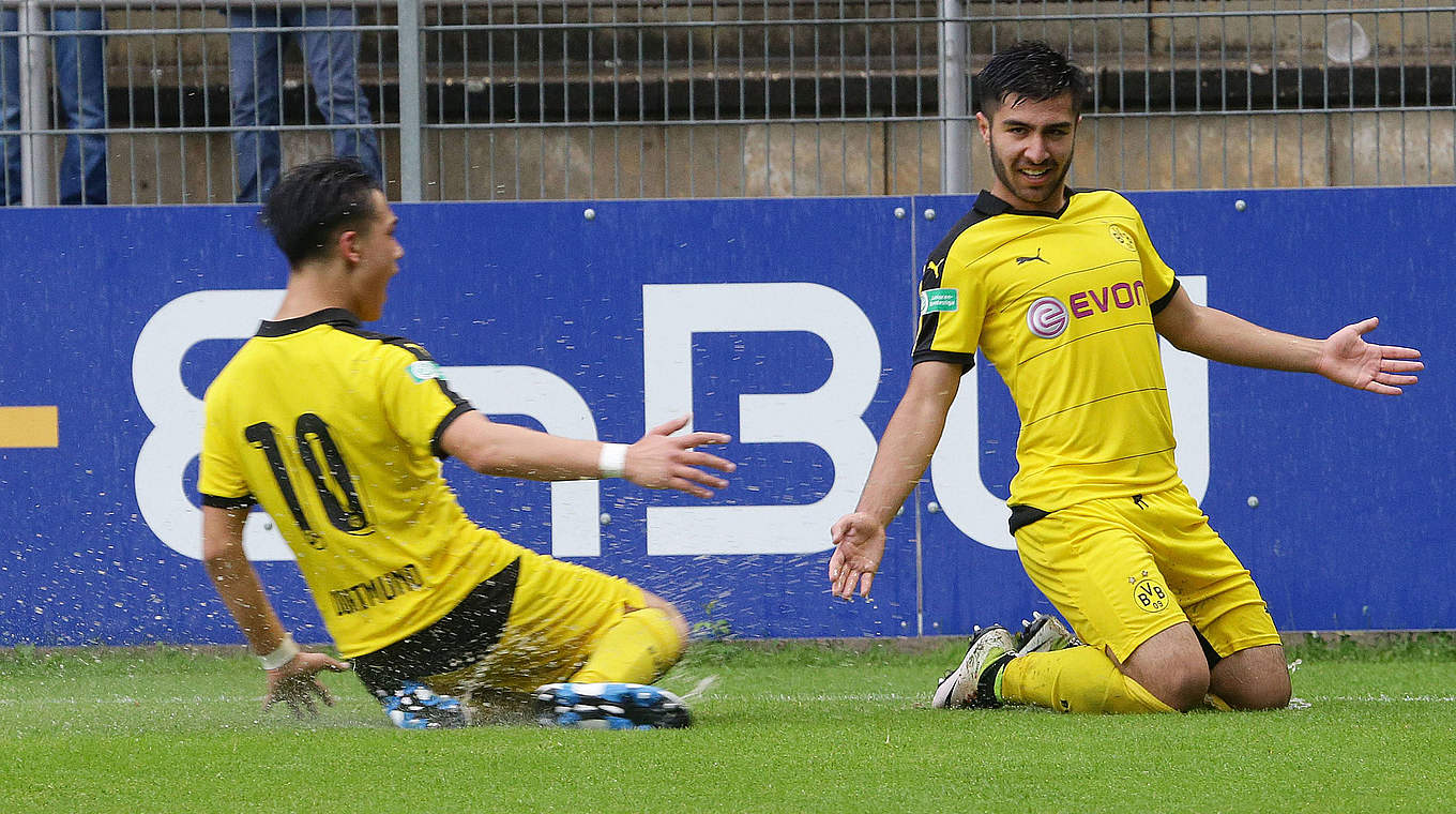 Torschütze beim Sieg im Topduell in Leverkusen: Dortmunds Emre Aydinel (r.) © imago/Pressefoto Baumann