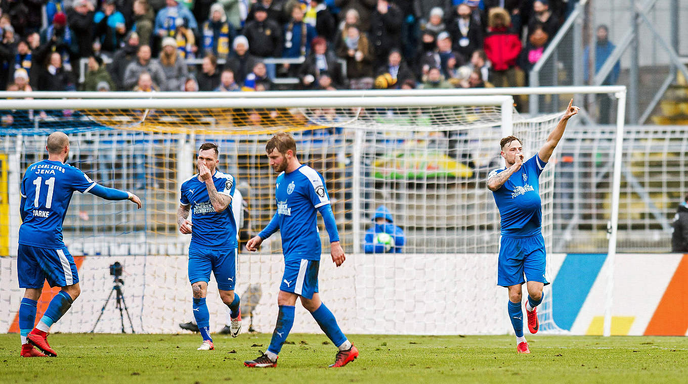 Umjubelter Held beim Heimsieg gegen Wehen Wiesbaden: Timmy Thiele (r.) © imago/Christoph Worsch