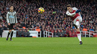 Perfekte Schusstechnik: Mesut Özil schießt den FC Arsenal per Volleyschuss zum Sieg © imago/Colorsport