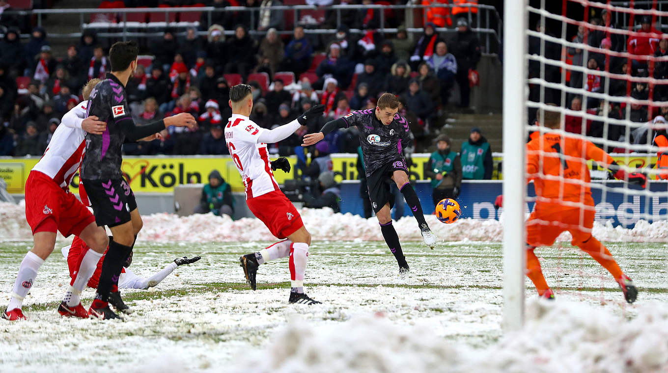 Petersen scores to make it 3-1 against Köln  © 2017 Getty Images