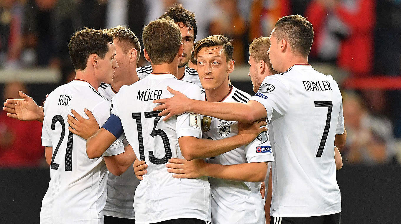 Jubeltraube um Mesut Özil: Der Weltmeister trifft zur Führung gegen Norwegen © 2017 Getty Images