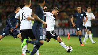 Platz eins: Lukas Podolski erzielt gegen England das sehenswerte 