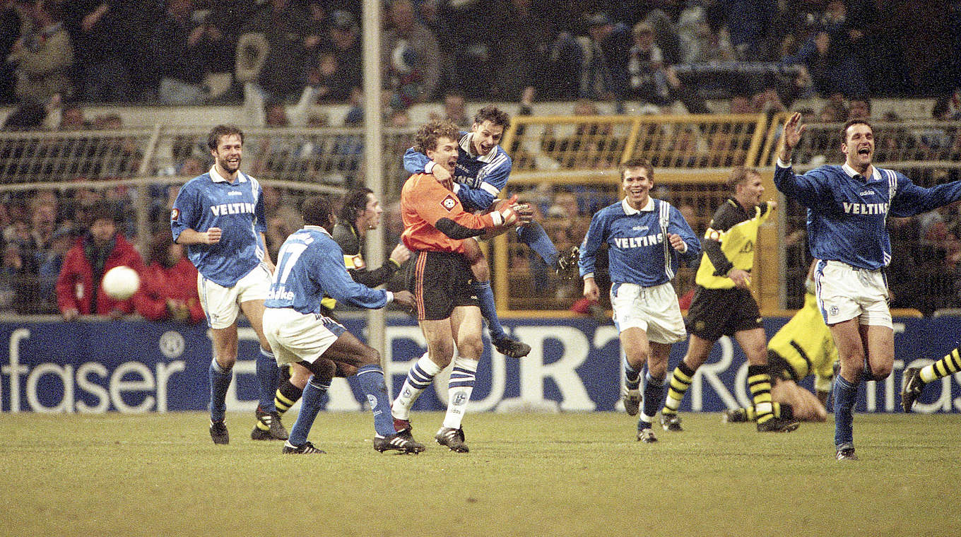 Jubel über den späten Ausgleich im Revierderby: Schalkes Torschütze Jens Lehmann (4.v.l.) © imago sportfotodienst