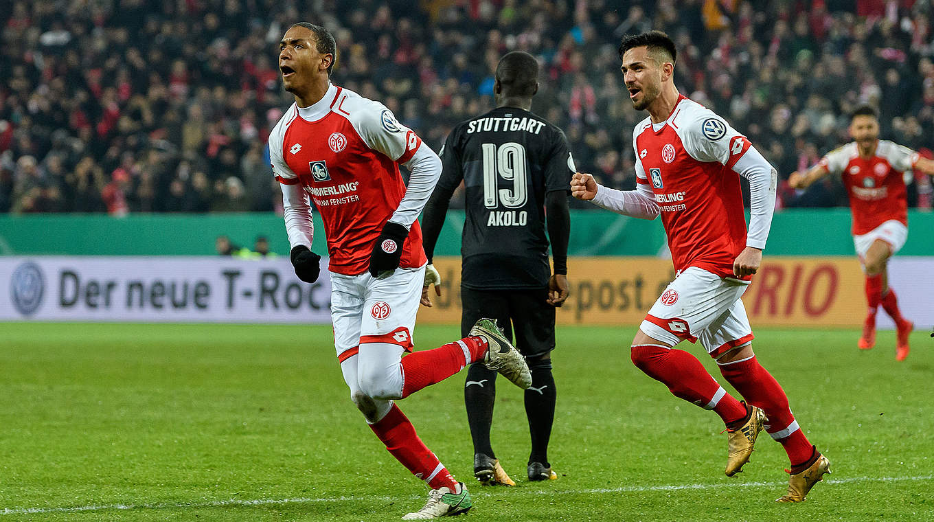 Spiel gedreht: Mainz zieht dank des Tors von Abdou Diallo (l.) ins Viertelfinale ein  © 2017 Getty Images
