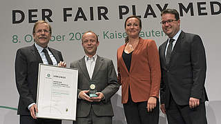 Verleihung der Fair-Play-Medaille: Matthias Leonhardt (2.v.l.) vom SV Dresden-Pillnitz © 2017 Getty Images