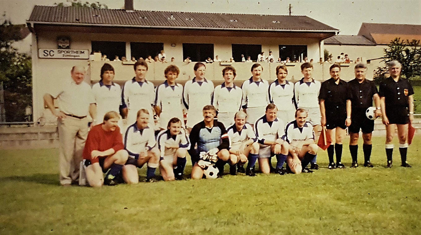 Alfred Lock (2.v.r.) 1982 beim Spiel SC Züttlingen gegen die Spielvereinigung Möckmühl © privat