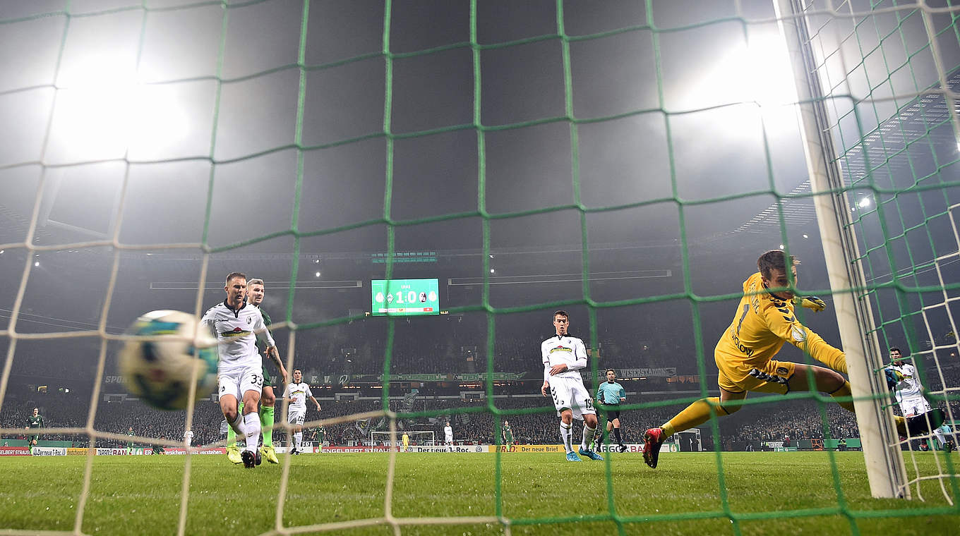 Drei Gegentreffer: Freiburgs Alexander Schwolow (r.)  © 2017 Getty Images