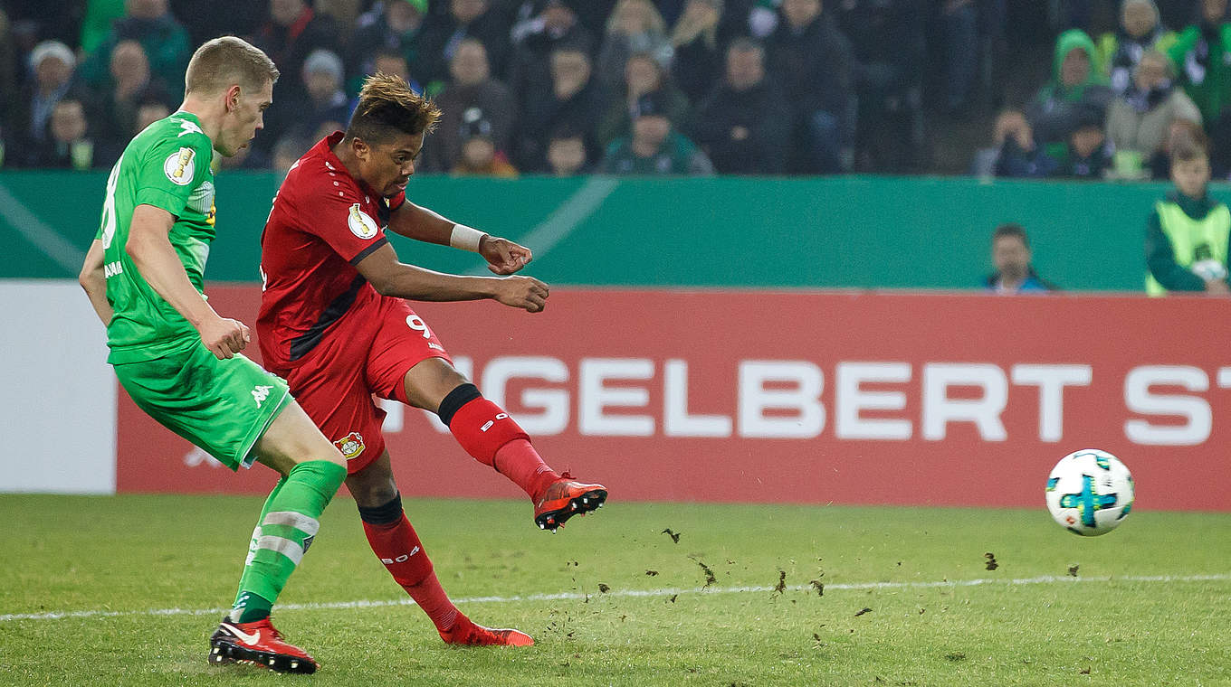 Mit Leverkusen im Viertelfinale: Leon Bailey (r.) setzt sich gegen Matthias Ginter durch © 2017 Getty Images