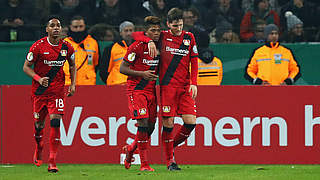 Leon Bailey: Der Jamaikaner (M.) schießt Leverkusen ins Viertelfianfle © 2017 Getty Images