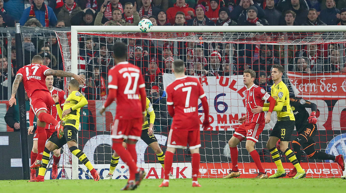 Das 1:0: Jerome Boateng (l., Nr. 17) köpft die Bayern gegen Dortmund in Führung © 2017 Getty Images