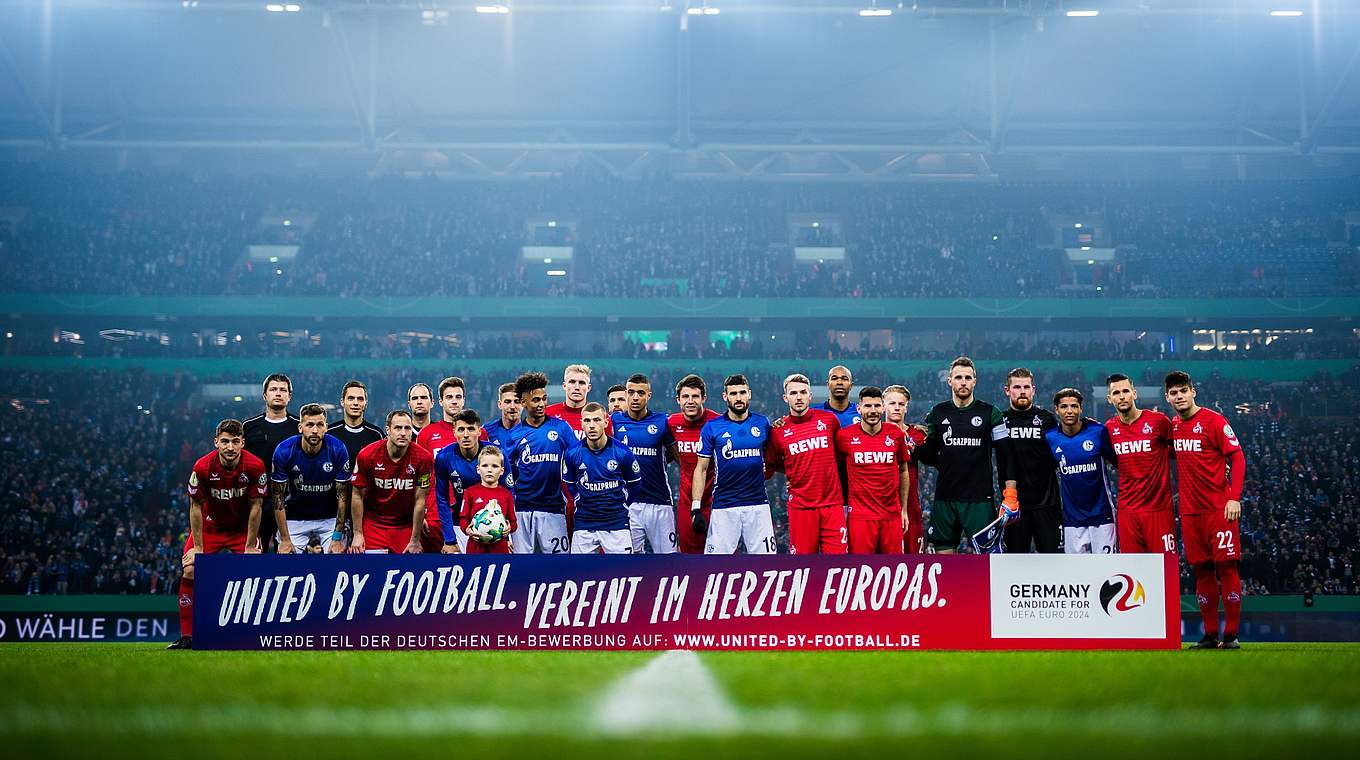 ... sowie von Schalke 04 und dem 1. FC Köln hinter der EURO-Bande © Getty Images