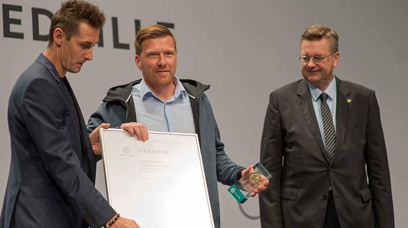 Mit der Fairplay-Medaille in der Kategorie "Profi" ausgezeichnet: Andreas Neuendorf (M.) © 2017 Getty Images