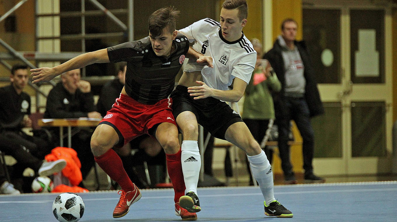 Gastmannschaft: die U 19 von RW Essen (rote Hosen) unterliegt Hamburg © Rüdiger Zinsel