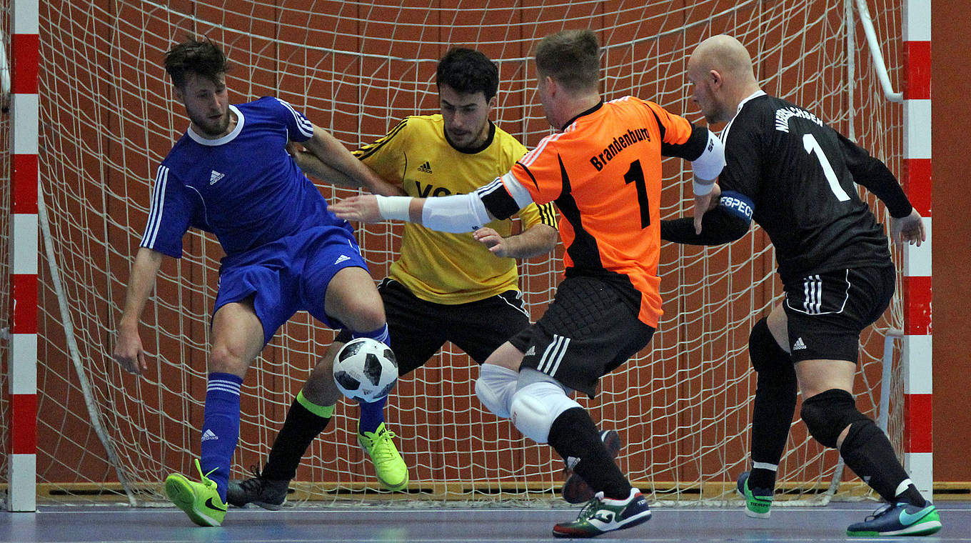 Knappes Ding: Auch der "Flying Goalkeeper" kann Brandenburg im 1. Spiel nicht retten © Rüdiger Zinsel