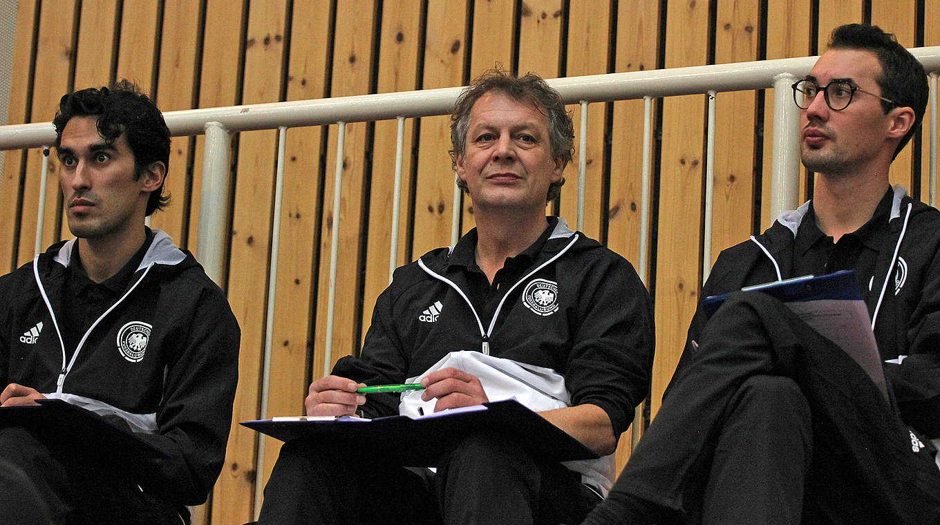 Konzentriert bei der Sichtung: Nationaltrainer Marcel Loosveld (M.) und sein Team © Rüdiger Zinsel
