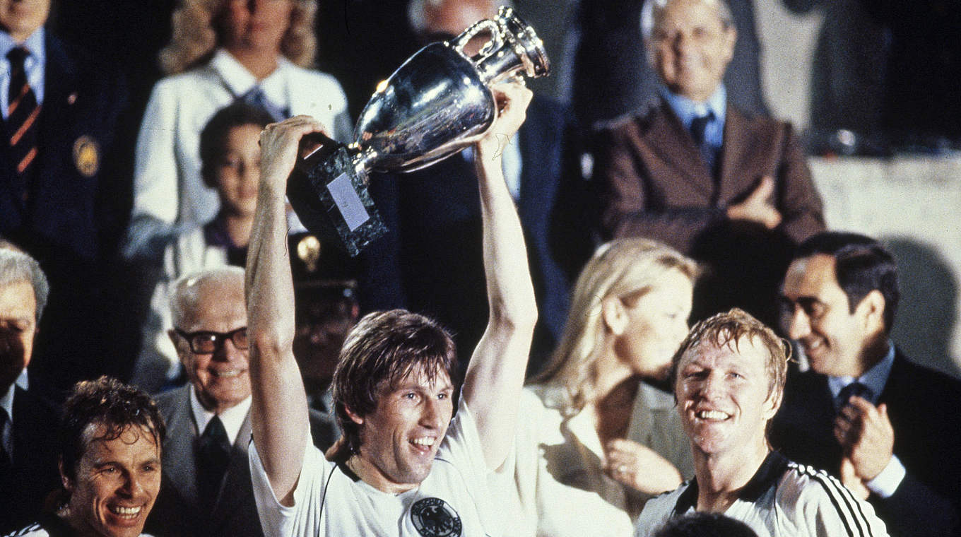 Größter Erfolg 1980: Kaltz (mit Pokal) und Hrubesch (r.) holen den EM-Titel © 1980 Allsport