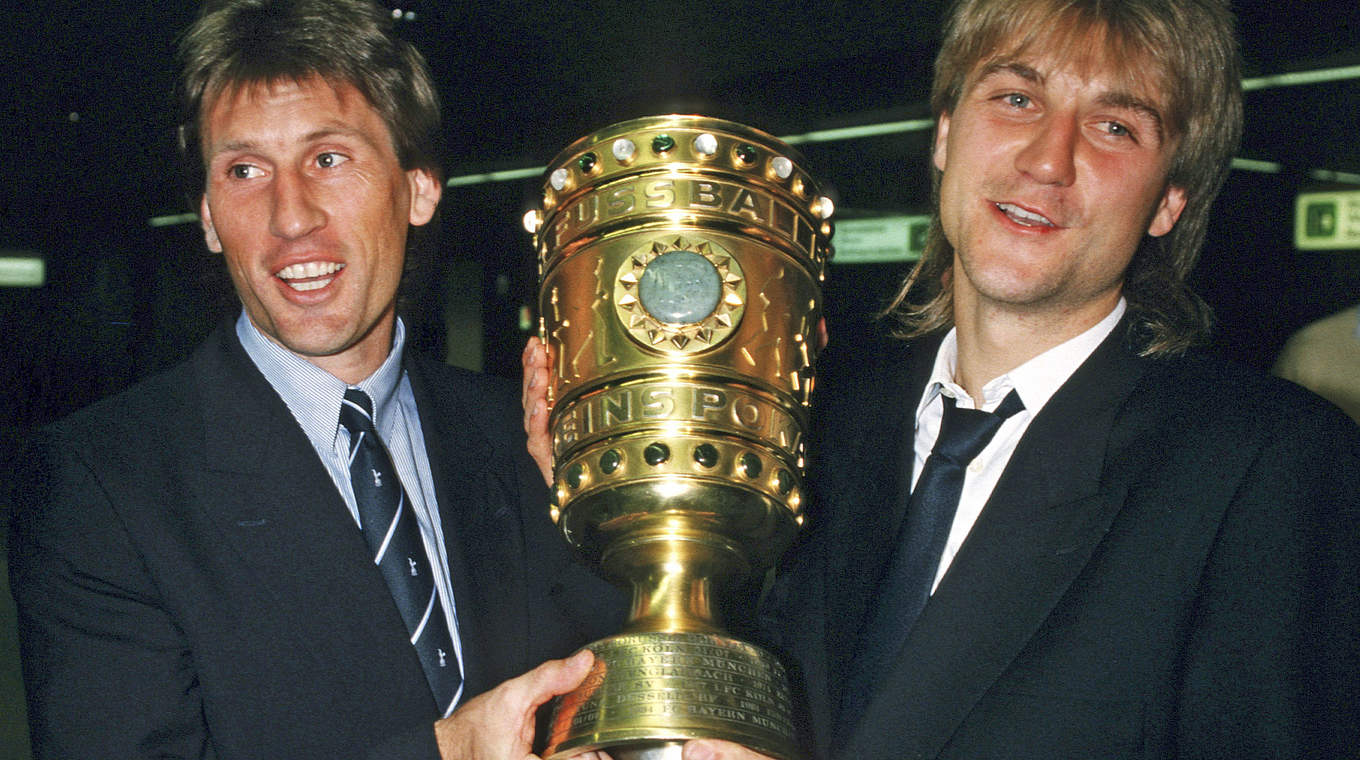 1987 zum zweiten Mal DFB-Pokalsieger mit dem Hamburger SV: Kaltz (l.) © 1987 Getty Images