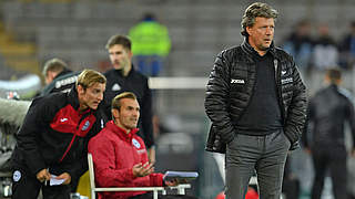 Muss eine Geldstrafe zahlen: Bielefeld-Trainer Jeff Saibene (r.) © 2017 Getty Images