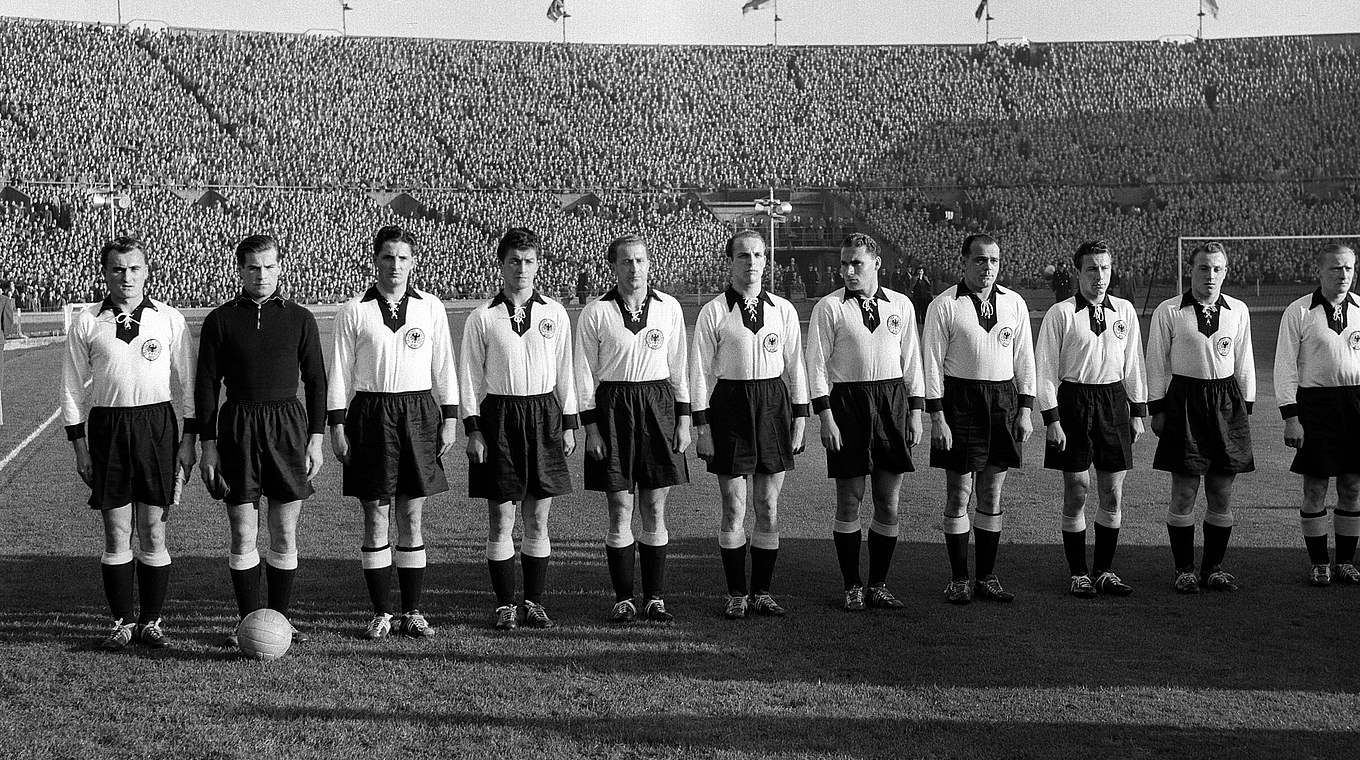 Das einzige Länderspiel: Pfeiffer (6.v.l.) am 1. Dezember 1954 in Wembley vs. England © imago sportfotodienst