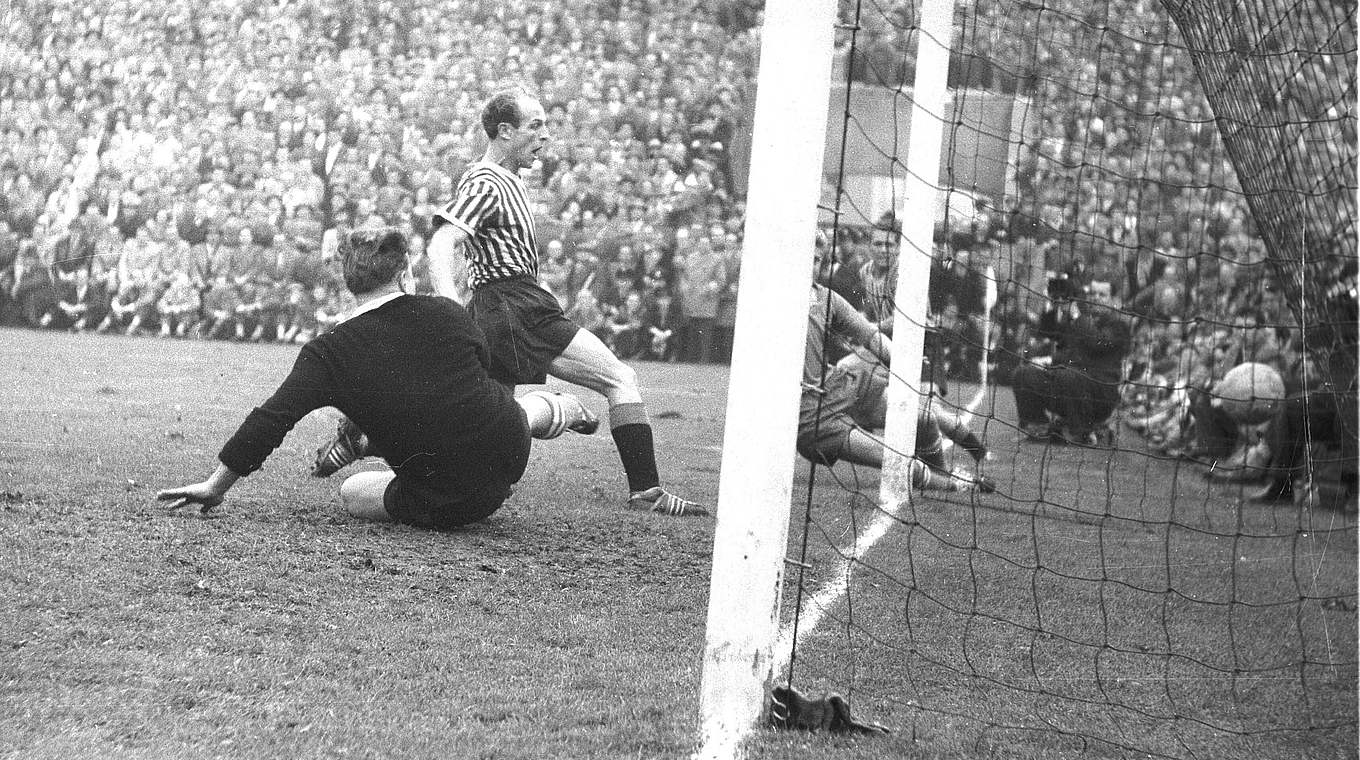 Eins von 76 Toren in 244 Spielen für Aachen: Pfeiffer (h.) 1957 trifft gegen Schalke © imago/Horstmüller