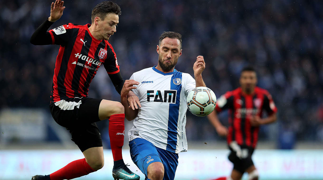 Bis 2019 verlängert: Christopher Handke (M.) bleibt Tabellenführer Magdeburg treu © 2017 Getty Images