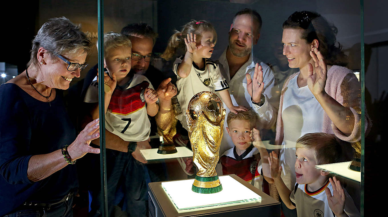 Attraktion für die ganze Familie: Nachbildung des WM-Pokals im Fußballmuseum  © Deutsches Fußballmuseum