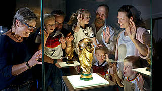 Attraktion für die ganze Familie: Nachbildung des WM-Pokals im Fußballmuseum  © Deutsches Fußballmuseum