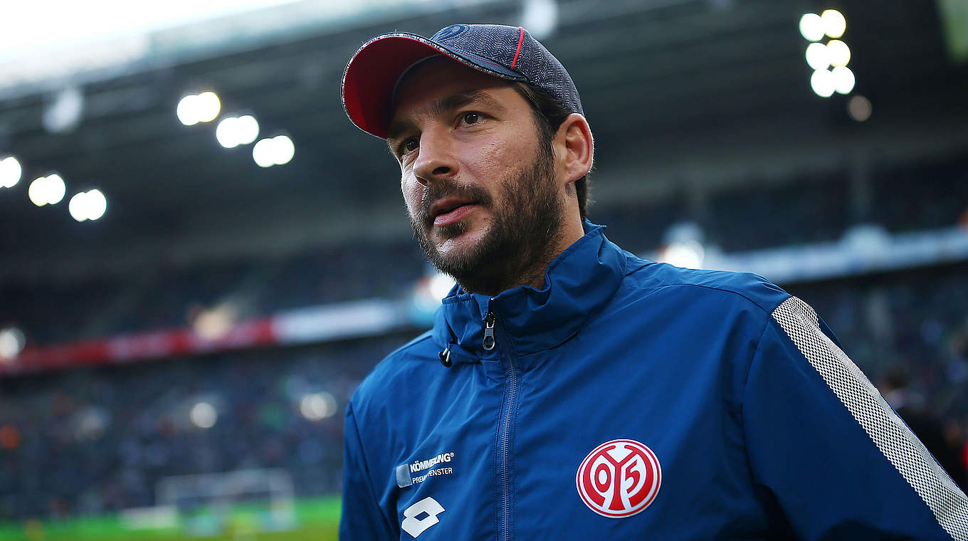Muss nach unsportlichem Verhalten Geldstrafe zahlen: Mainz-Coach Sandro Schwarz © 2017 Getty Images