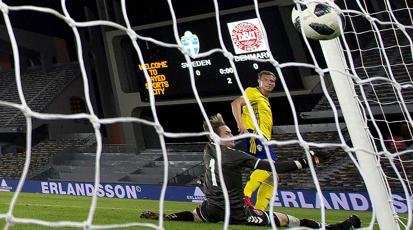 Spätes Siegtor: Schwedens Joker Gustaf Nilsson (r.) trifft im WM-Test gegen Dänemark  © imago/Bildbyran