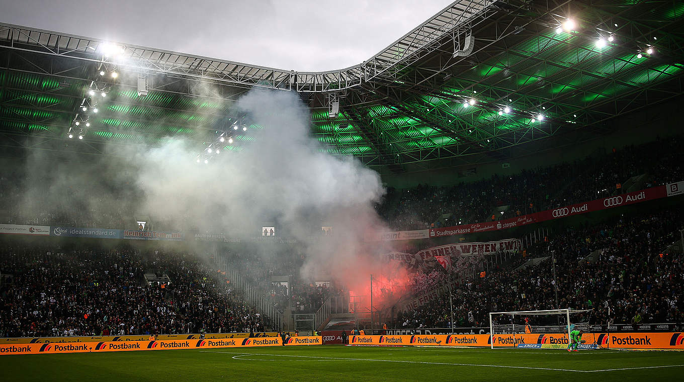 Pyrotechnik in Mönchengladbach gezündet: Mainzer Fans © 2017 Getty Images