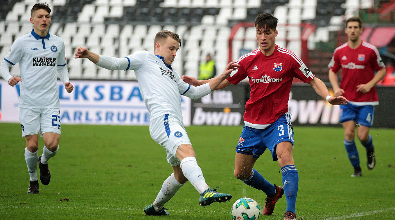 Zwei späte Tore: Karlsruhe gewinnt zu Hause gegen die SpVgg Unterhaching  © imago/Sportfoto Rudel