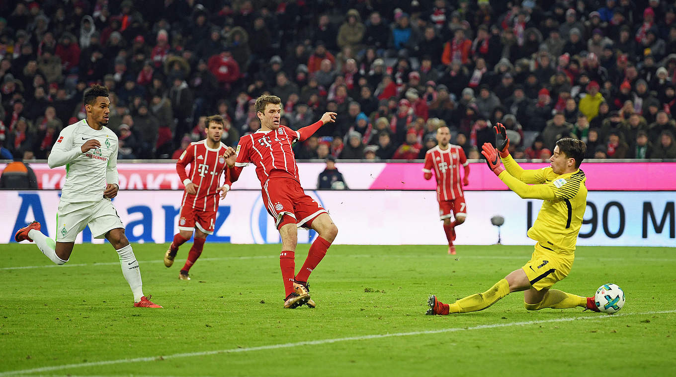 Thomas Müller scores his 100th Bundesliga goal.  © 2018 Getty Images