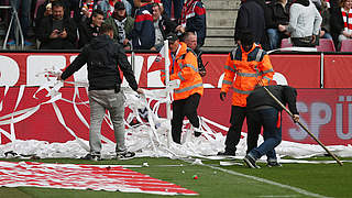 Unsportliches Verhalten: Frankfurt-Fans werfen in Köln Papierrollen auf den Rasen © 2017 Getty Images