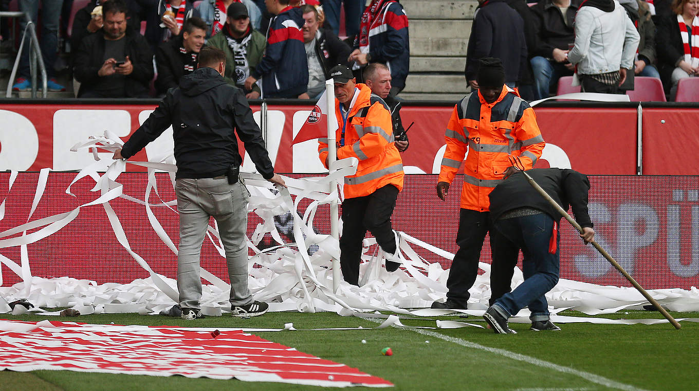 Unsportliches Verhalten: Frankfurt-Fans werfen in Köln Papierrollen auf den Rasen © 2017 Getty Images